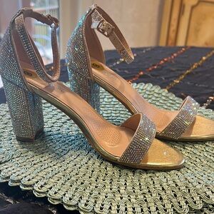 NWT size 8 Sparkling Gold Ankle-Strap Block Heel Sandals - Women's. Gorgeous
